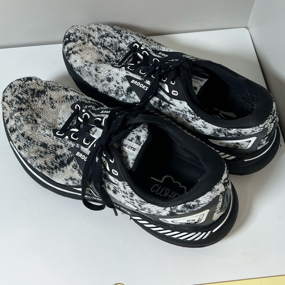 Brooks Size 12 Adrenaline GTS 23 Lightweight Zebra Black White Running Shoe - Picture 9 of 13